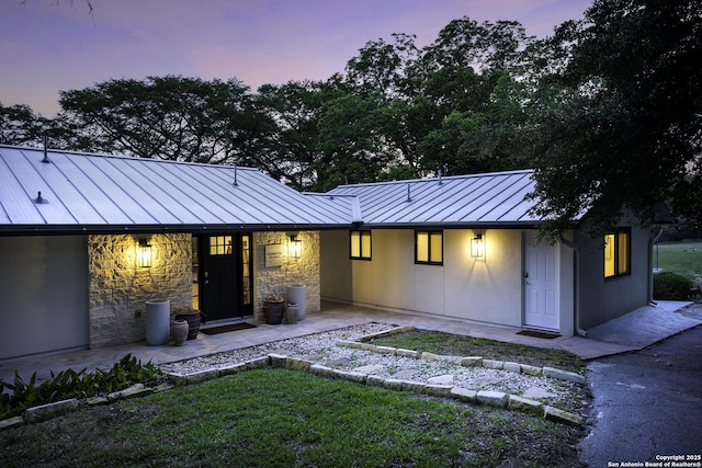 view of front of home featuring a lawn