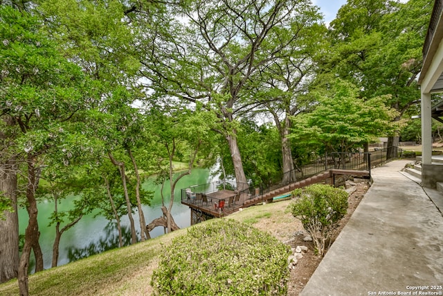 view of yard featuring a water view