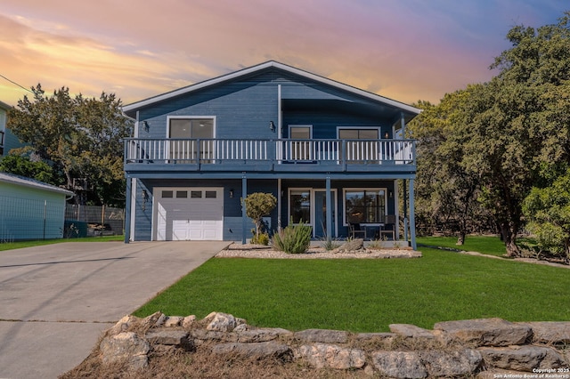 view of front of house featuring a lawn and a garage