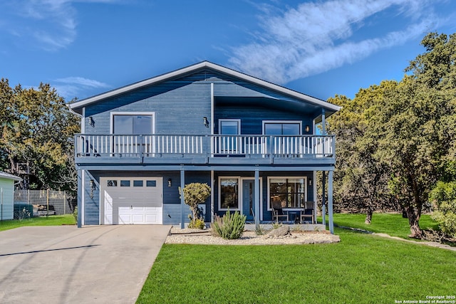 view of front facade featuring a front yard and a garage