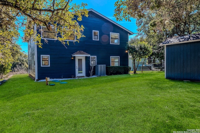 view of front of property with a front yard