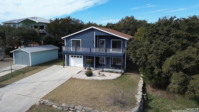 front facade featuring a front yard