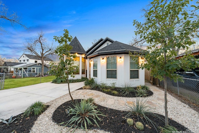 view of front of home featuring a front yard