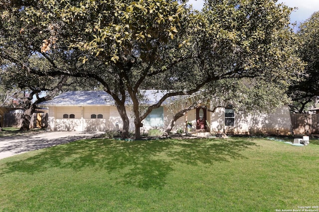 view of front facade featuring a front lawn