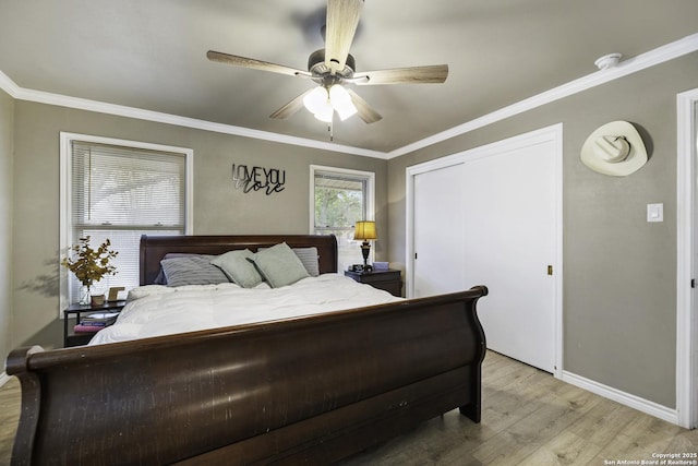 bedroom featuring a closet, ceiling fan, hardwood / wood-style floors, and crown molding