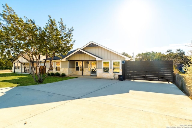 view of front facade with a front yard