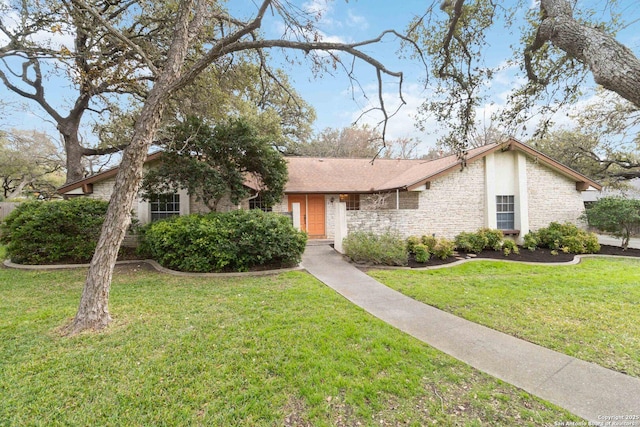 view of front of home featuring a front lawn