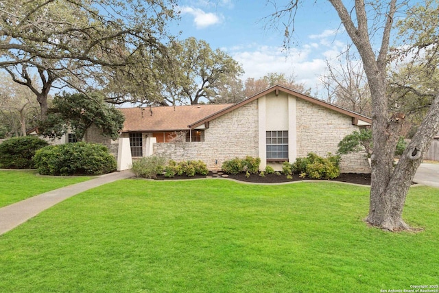 view of front facade featuring a front lawn