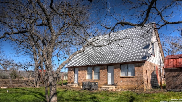 view of front of property featuring a front yard