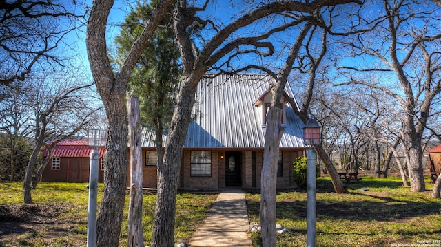 view of front of house with a front lawn