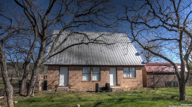 view of front of home featuring a front yard