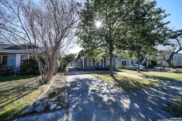 view of front facade featuring a front yard