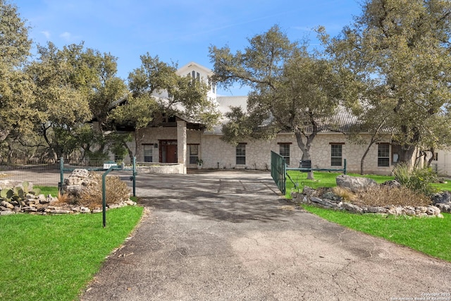 view of front of property featuring a front lawn