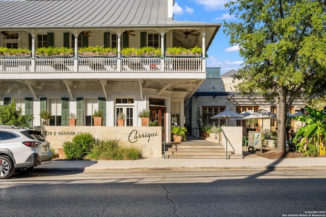 exterior space with ceiling fan