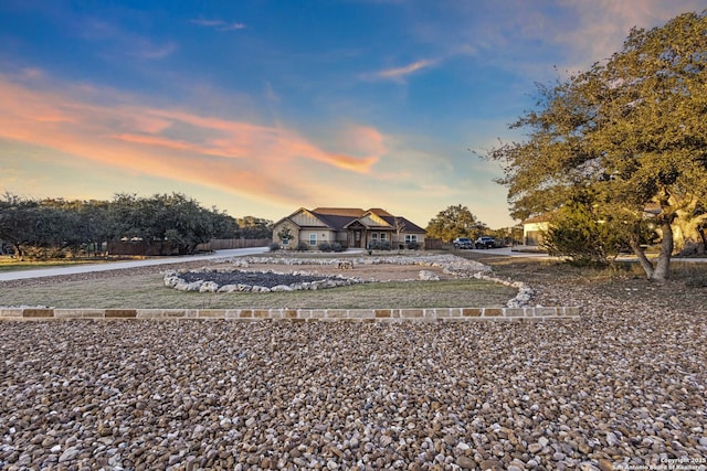 view of yard at dusk