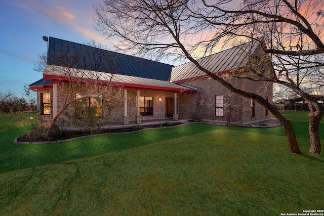 view of front of home featuring a yard