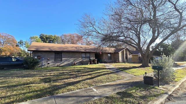 ranch-style house featuring a front yard