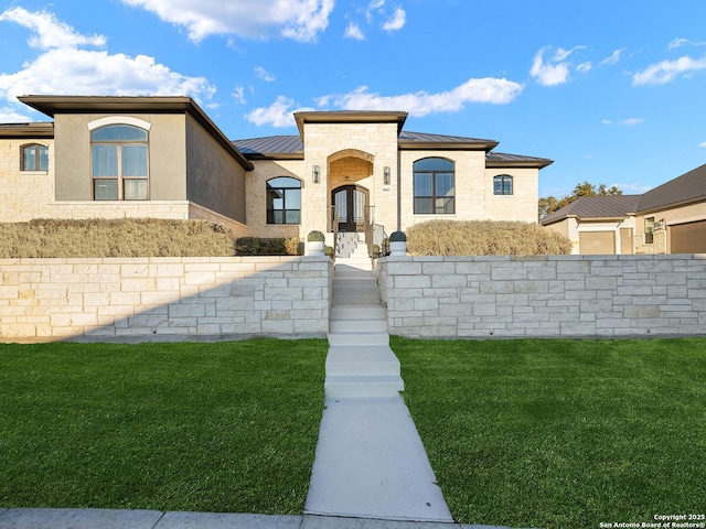 view of front of property featuring a front lawn