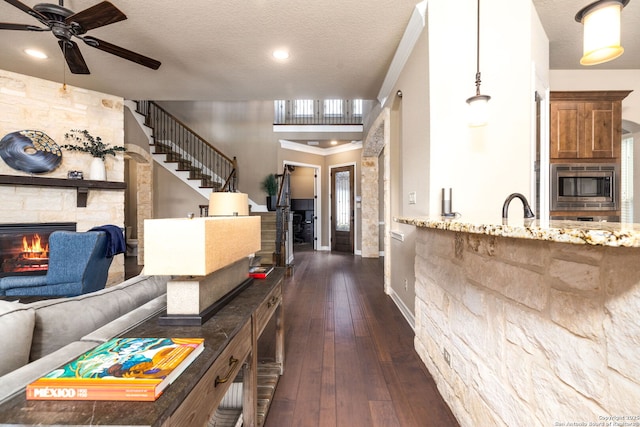 hall featuring crown molding, dark hardwood / wood-style floors, sink, and a textured ceiling