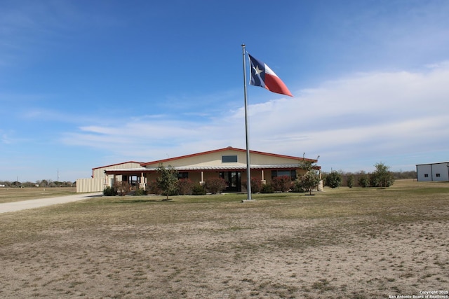 view of front facade featuring a front yard