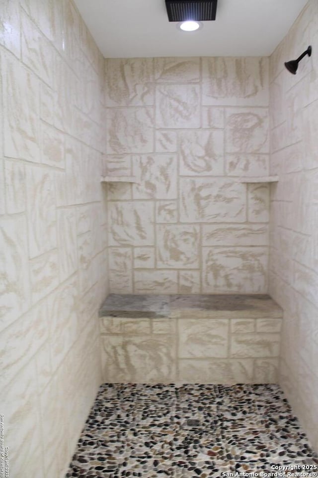 bathroom featuring a tile shower