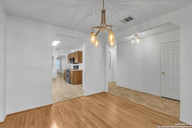 unfurnished room featuring light hardwood / wood-style flooring