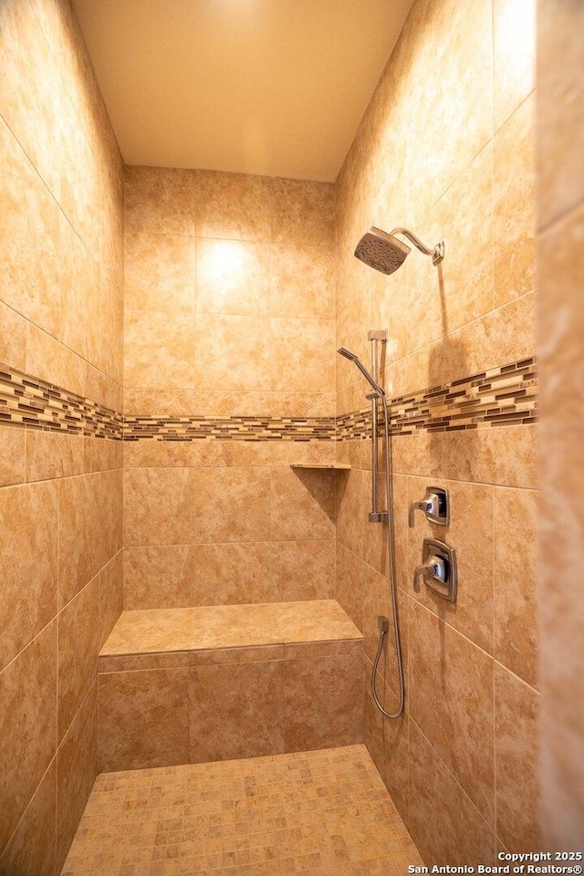 bathroom featuring a tile shower