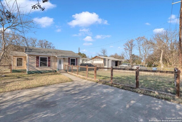 1641 Post Rd, New Braunfels, TX 78130 - ranch-style house with a front yard