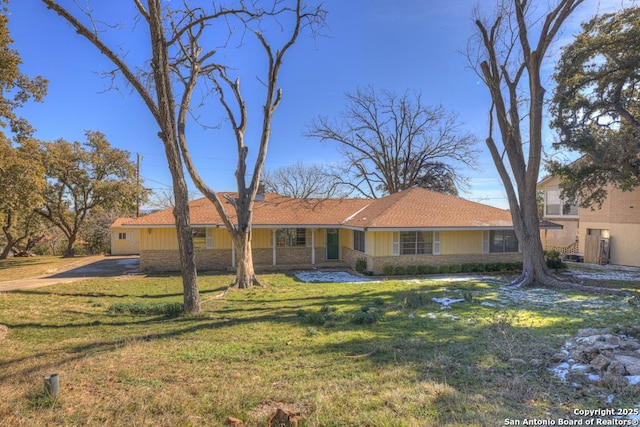 ranch-style house featuring a front lawn