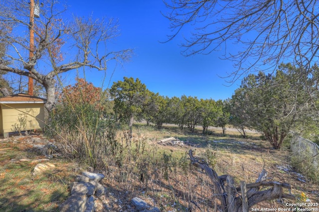 view of yard featuring a rural view