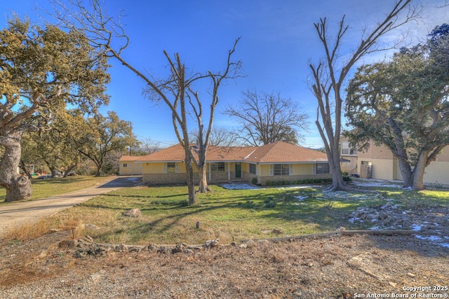 single story home featuring a front yard