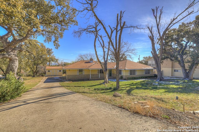 single story home featuring a front lawn