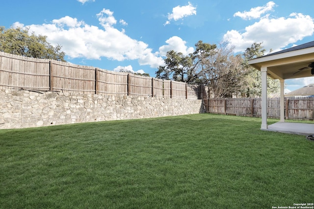 view of yard featuring ceiling fan