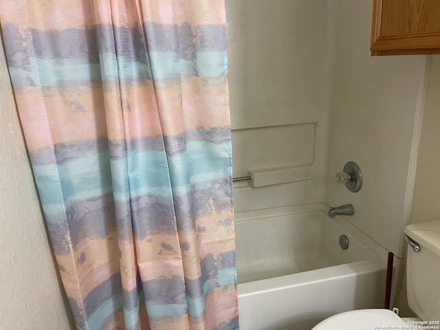 bathroom featuring shower / tub combo with curtain and toilet