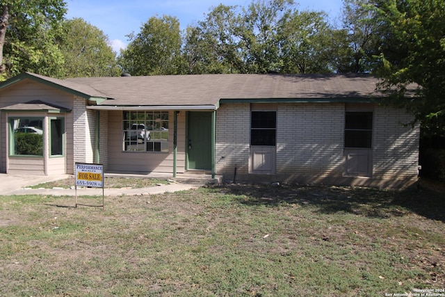 single story home featuring a front lawn