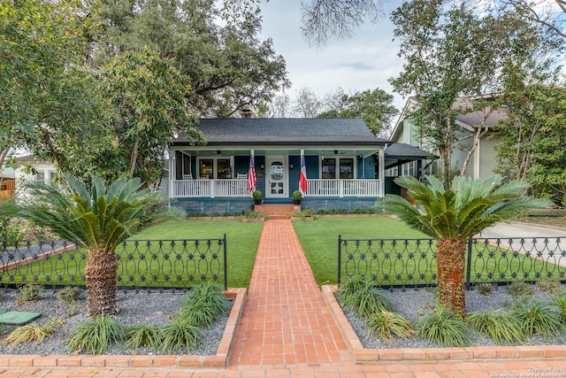 view of front facade featuring a porch and a front lawn