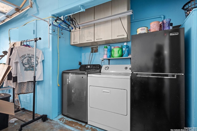 laundry room featuring cabinets and independent washer and dryer