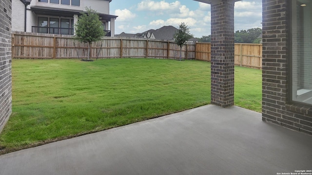 view of yard featuring a patio