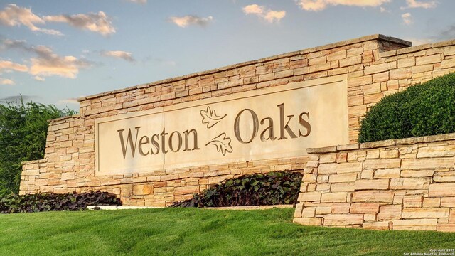 community / neighborhood sign with a yard