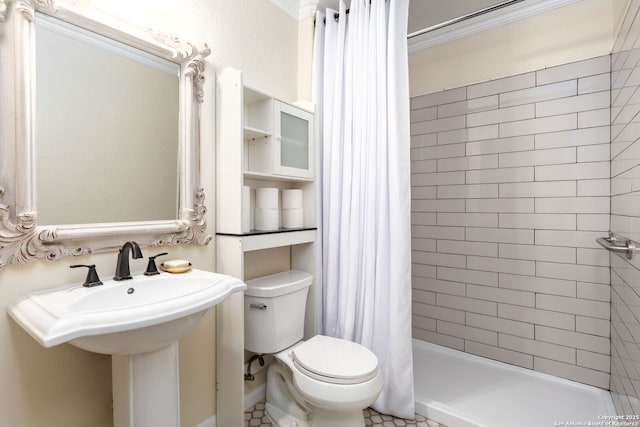 bathroom with a shower with curtain, crown molding, sink, and toilet