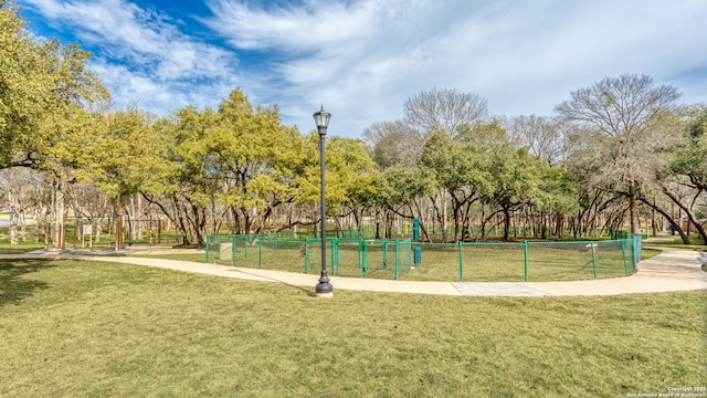 view of property's community featuring a lawn