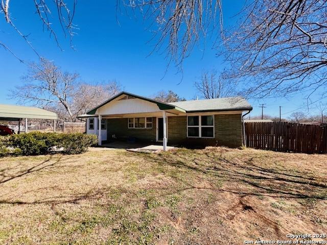 single story home featuring a front lawn