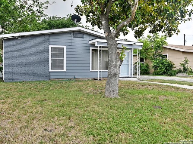 view of front of home with a front lawn