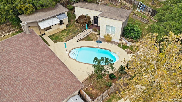 view of swimming pool