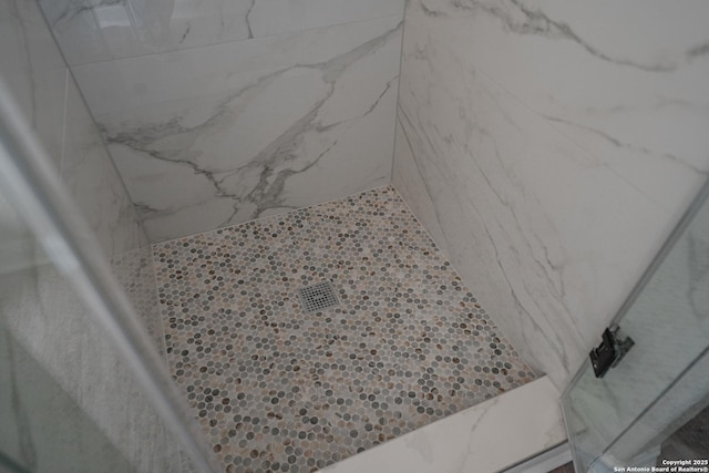 room details featuring a tile shower