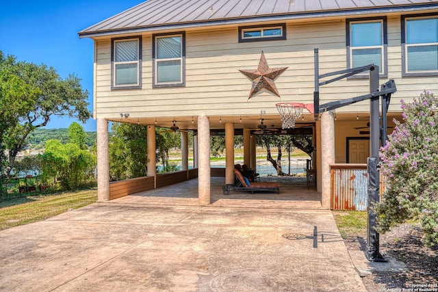 view of front of property featuring ceiling fan