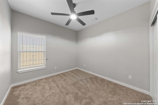 carpeted empty room featuring ceiling fan