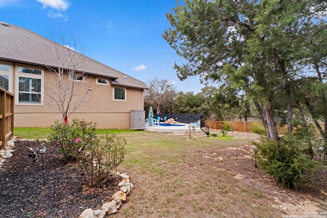 view of yard featuring a fenced in pool