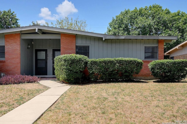 view of front of home with a front yard