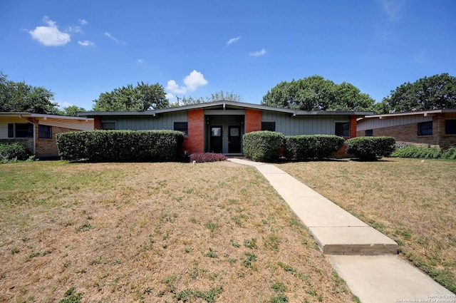 ranch-style home with a front lawn